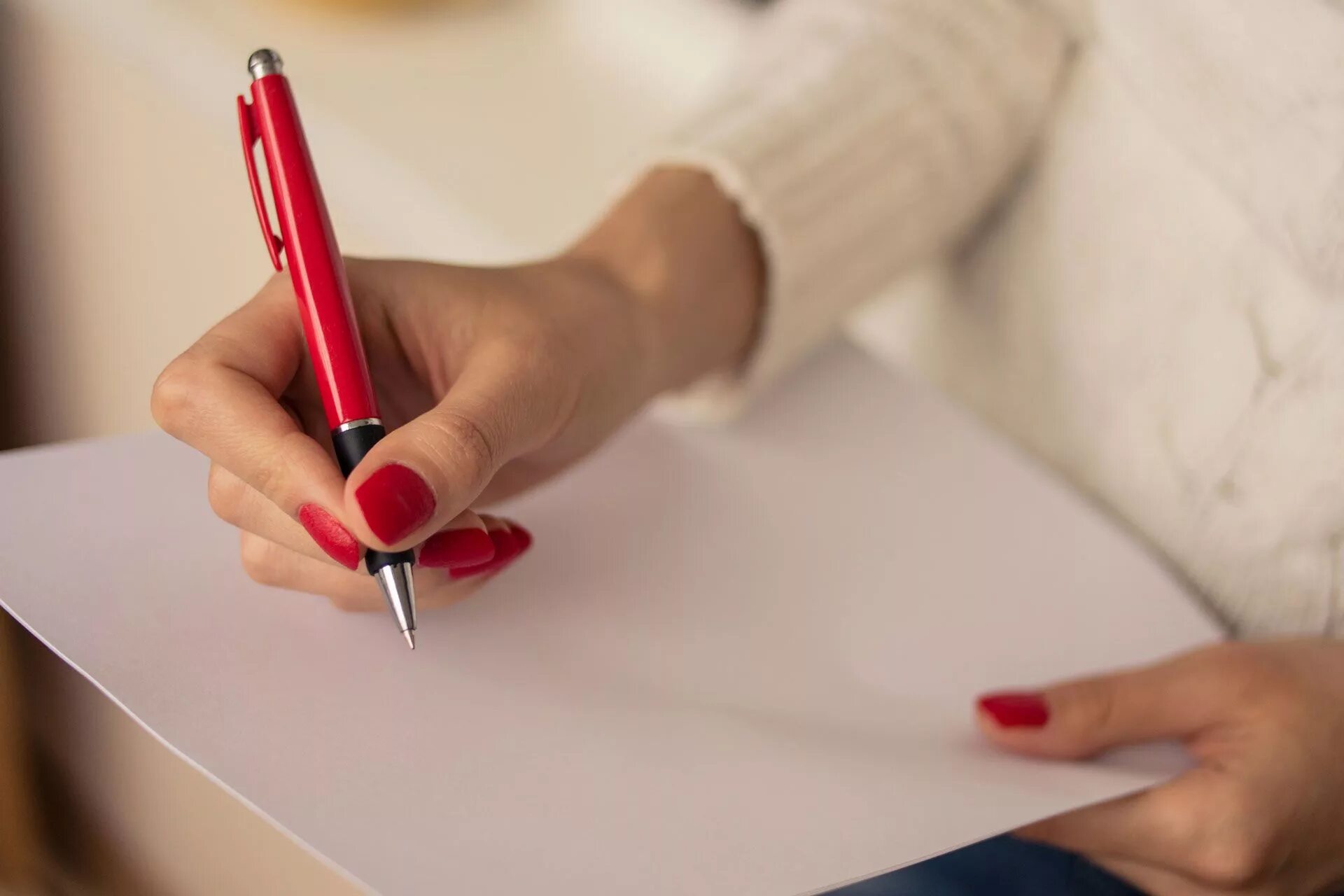 Человек пишет на листе бумаги. Рука с ручкой. Женская рука с ручкой. Рука с красивой ручкой. Записывать на бумаге.