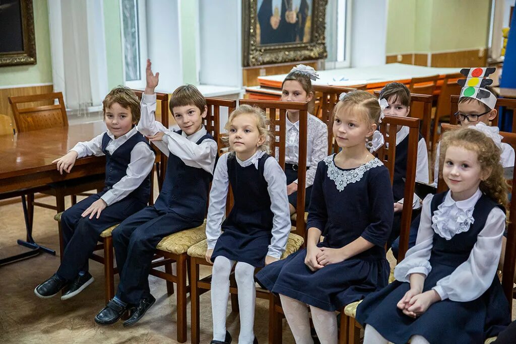 Школа 7 класс девочки. Вечерняя школа. Фотосессия выпускников школы. Ученики гимназии. Мем про уроки в школе.