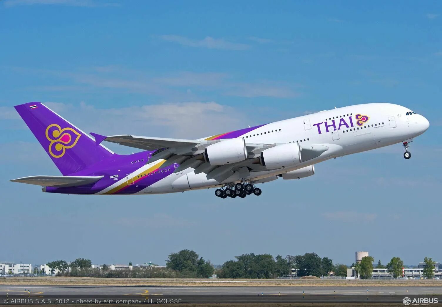 Из тайланда летают самолеты. Краби тайланд аэропорт. Thai airways. Из тайланда летают самолеты. Thai airways a340.