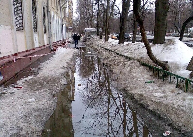 Когда примерно растает снег. Тает снег в Москве. Слякоть весной в Москве. Таяние снега в Москве.