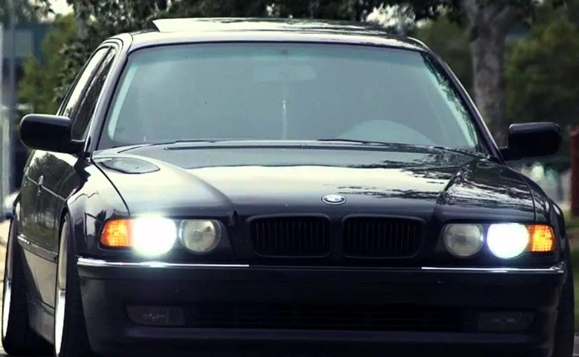 Бумер семерка. BMW e38 740i. BMW 7 Series (e38). БМВ е38 бумер. BMW e38 бандиты.