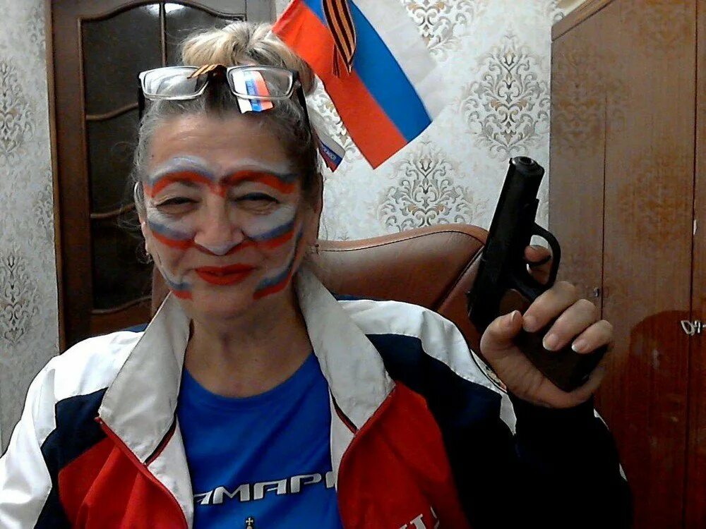 Сумасшедший русский. Смешная россия. Смешную российскую. Мужик с балалайкой и медведем. Веселые россияне.