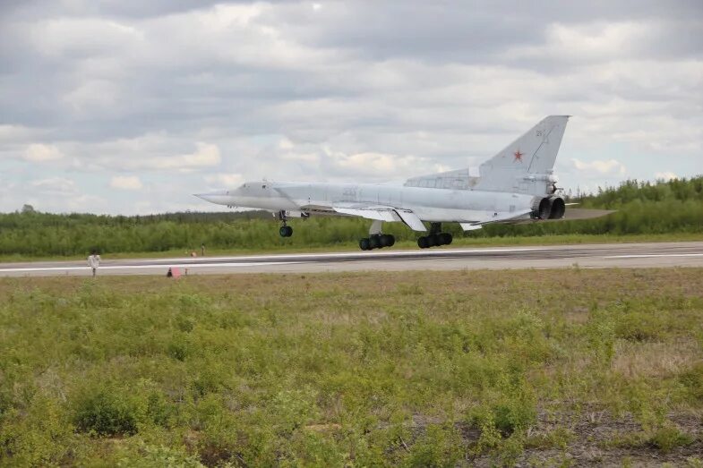 Оленегорск 8. Авиабаза Оленья Мурманская. Оленегорск аэродром высокий военный. Ту 22 Оленегорск. Катастрофа ту-22м3 в Оленегорске.