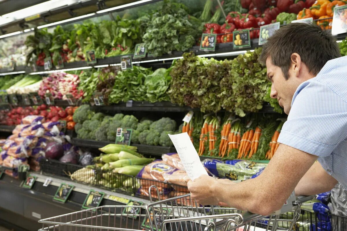 Купила парня в магазине. В магазин за продуктами. мужчина в супермаркете. поход в супермаркет. мужчина в магазине.