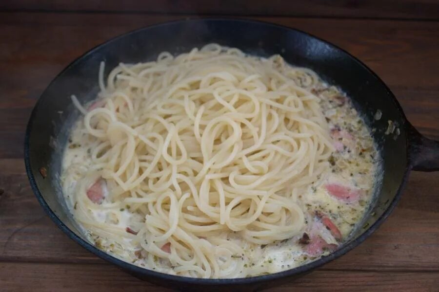Макароны с колбасой и яйцом на сковороде. Лапша с сосисками. лапша с сосисками на сковороде. макароны с сосисками на сковороде. макароны с сосисками на сковороде домашнее.