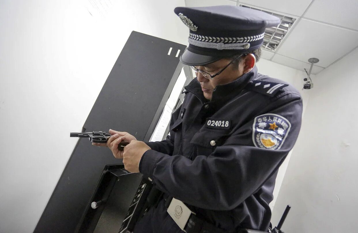 Какая техника используется в полиции. Полицейский с оружием. Полицейский с пистолетом.