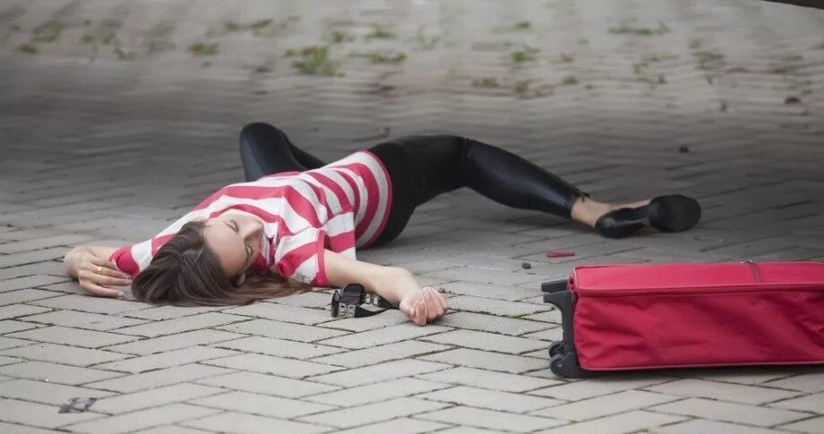 Ощущение падения во сне. Ольга куриленко париж я люблю тебя. Человек внезапно падает. Человек внезапно падает. Подскользнулсяна льду.