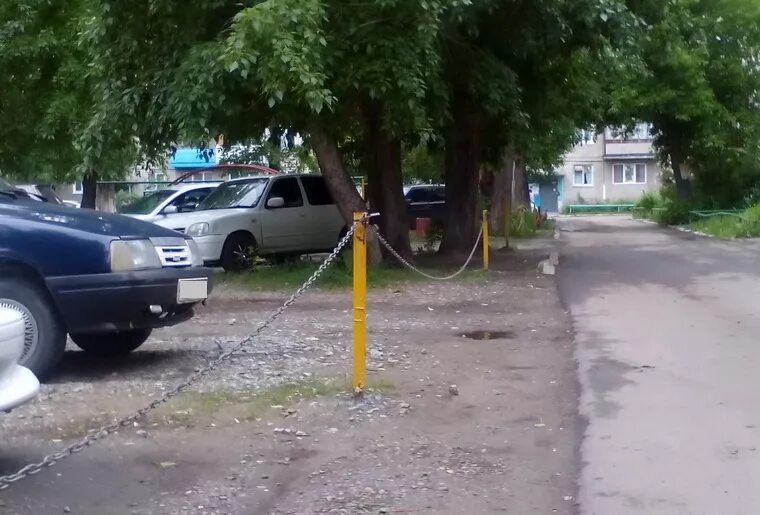 Можно ставить газель во дворе. Огородить парковочное место во дворе. трос для парковки авто. трос на дворовую парковку. захват парковки во дворе.