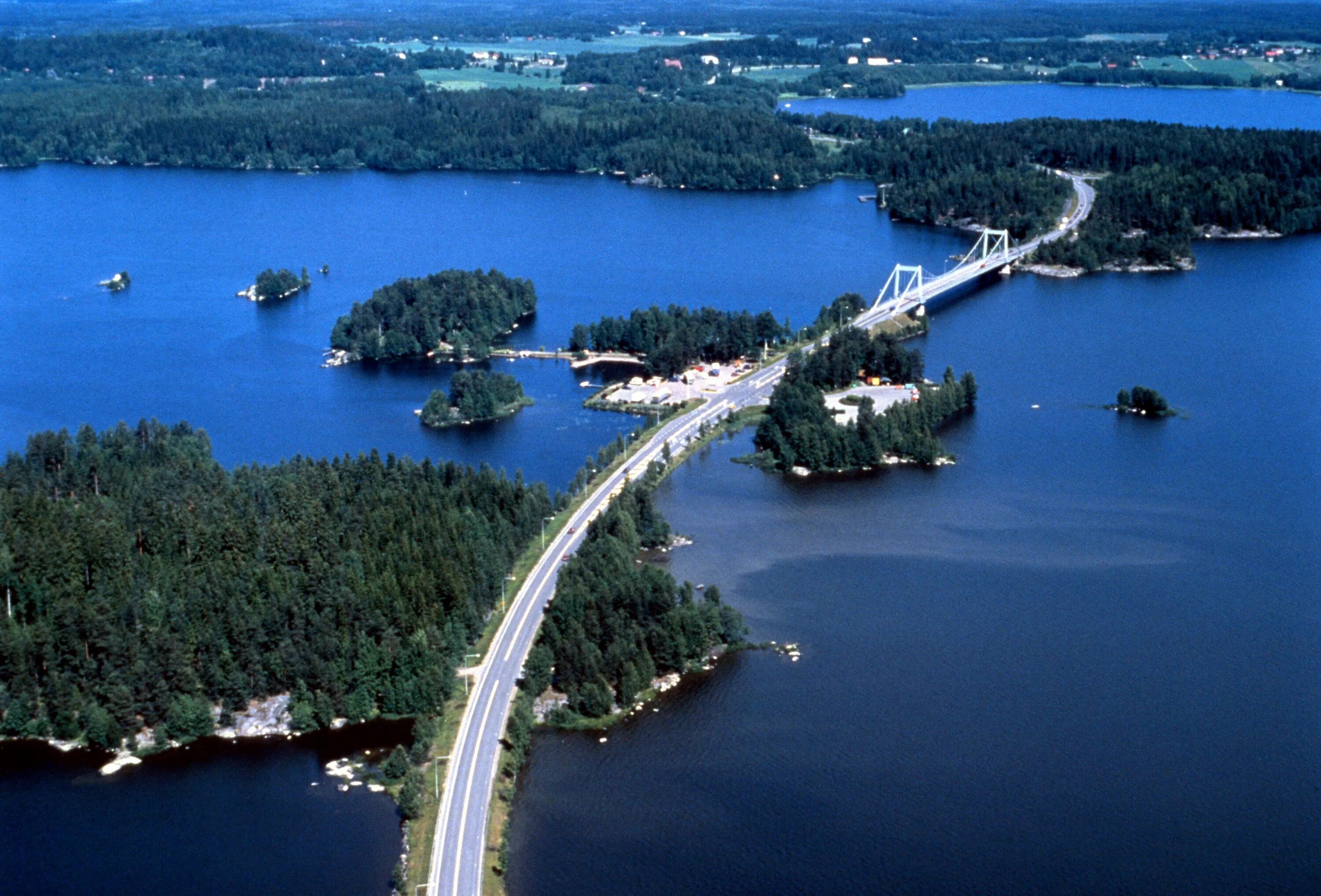 Какую страну называют страной 1000 озер. Озеро Сайма Финляндия. Мост Пункахарью в Финляндии. Гряда Пункахарью Финляндия. Финляндия Страна 1000 озер.