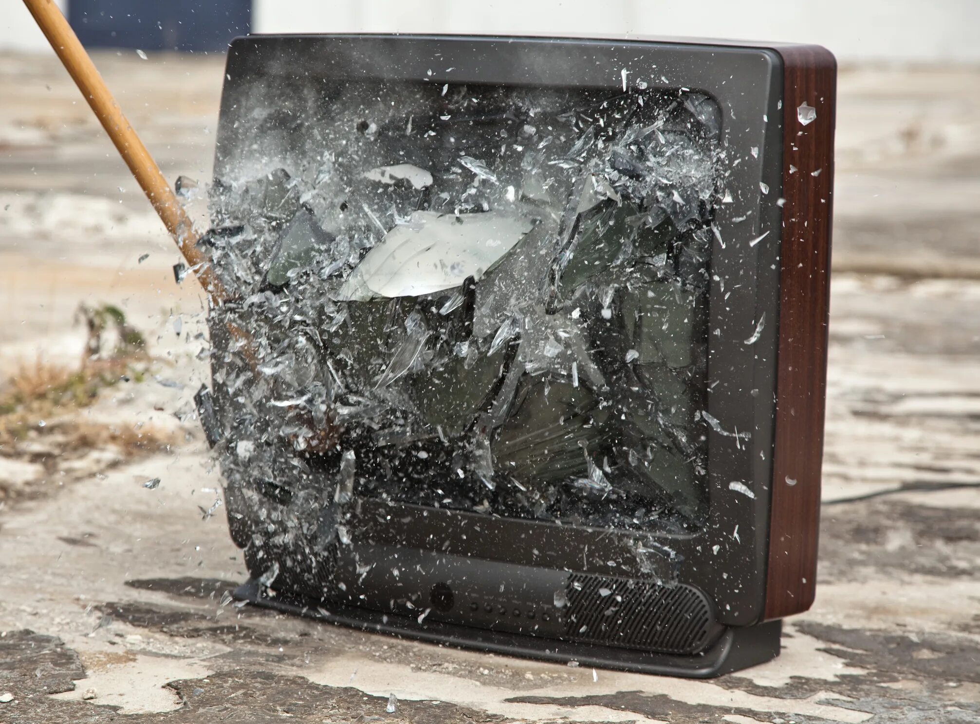 Поломанный телевизор. Разбил телевизор. Разбитый старый телевизор. Разбитый телевизор на улице.