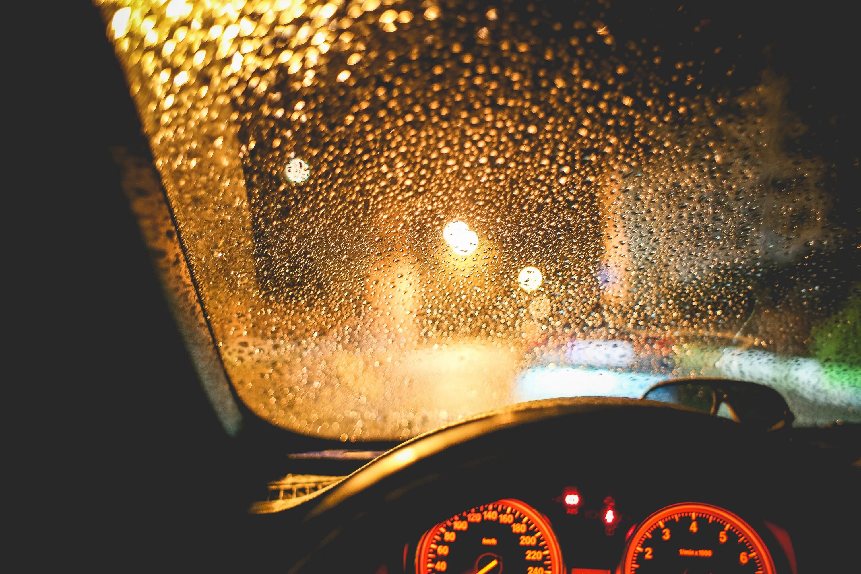 Улыбчивый запотевать масляное. Машина дождь. Машина ночь дождь. Вид из машины. Вид из окна автомобиля.
