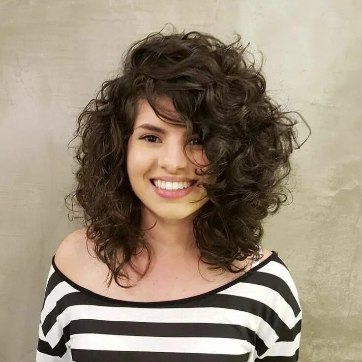 Short curly. Стрижки на вьющиеся волосы. Стрижки для курчааых волос. Стрижки на волнистые волосы. Стрижки на кудрявые волосы.