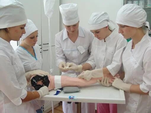 Медицинский колледж тихвин. Сестринское дело колледж. Медицинская сестра в педиатрии. Профессия медицинская сестра. Энгельсский медицинский колледж посвящение 2014.