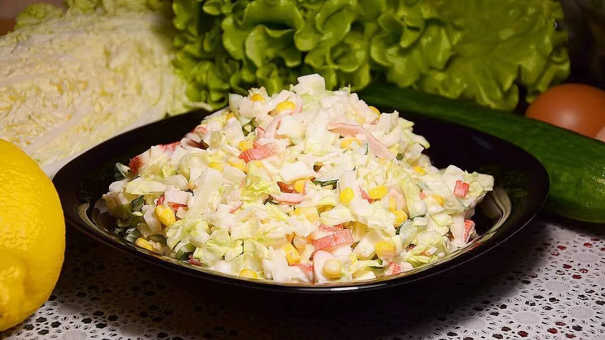 Салат из пекинской капусты с кукурузой и крабовыми. Салат с крабовыми палочками и пекинской капустой. Пекинка кукуруза крабовые. Салат кукуруза пекинка крабовые. Крабовый салат с пекинской капустой и кукурузой.