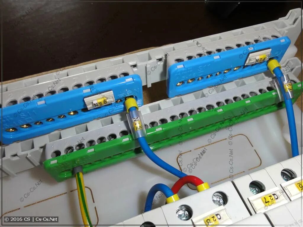 Нулевая кс. Нулевая шина для щитка EKF. Шина нулевая в щиток 24. Шина нулевая для щитка на 24 модуля. Рейка нулевая в щит управления.