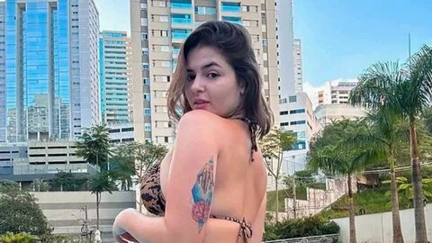 Kerolay Chaves aproveitou o dia de sol para renovar o bronzeado e parou as ...