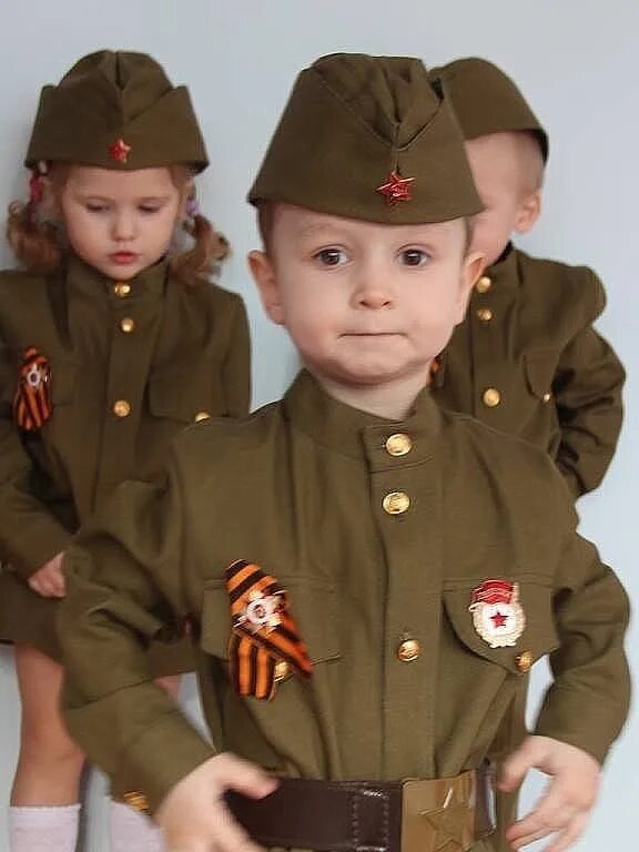 Военная форма для детей на 9. Детские военные формы. Дети в военной форме. Малыш в военной форме. Малыш в солдатской форме.