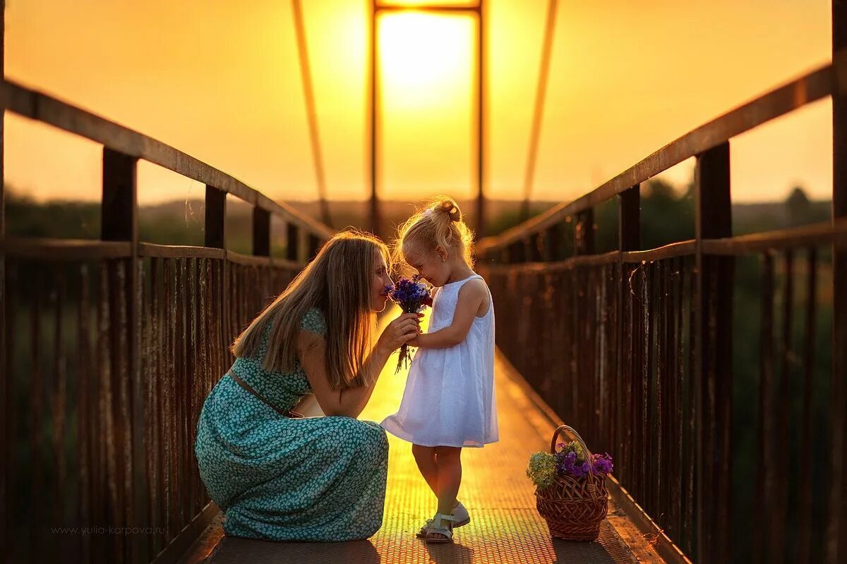 Daughter night. Картинки на рабочий стол мама с дочкой. Мама с дочкой на фоне храма. Парные обои для мамы и Дочки. Любовь и изобилие мама и дочь.