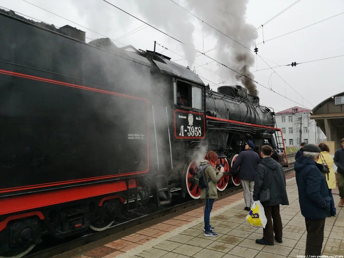 Воронежский ретропоезд. Паровоз проезжает. Поезд на мосту. Паровоз победы. Советский паровоз.