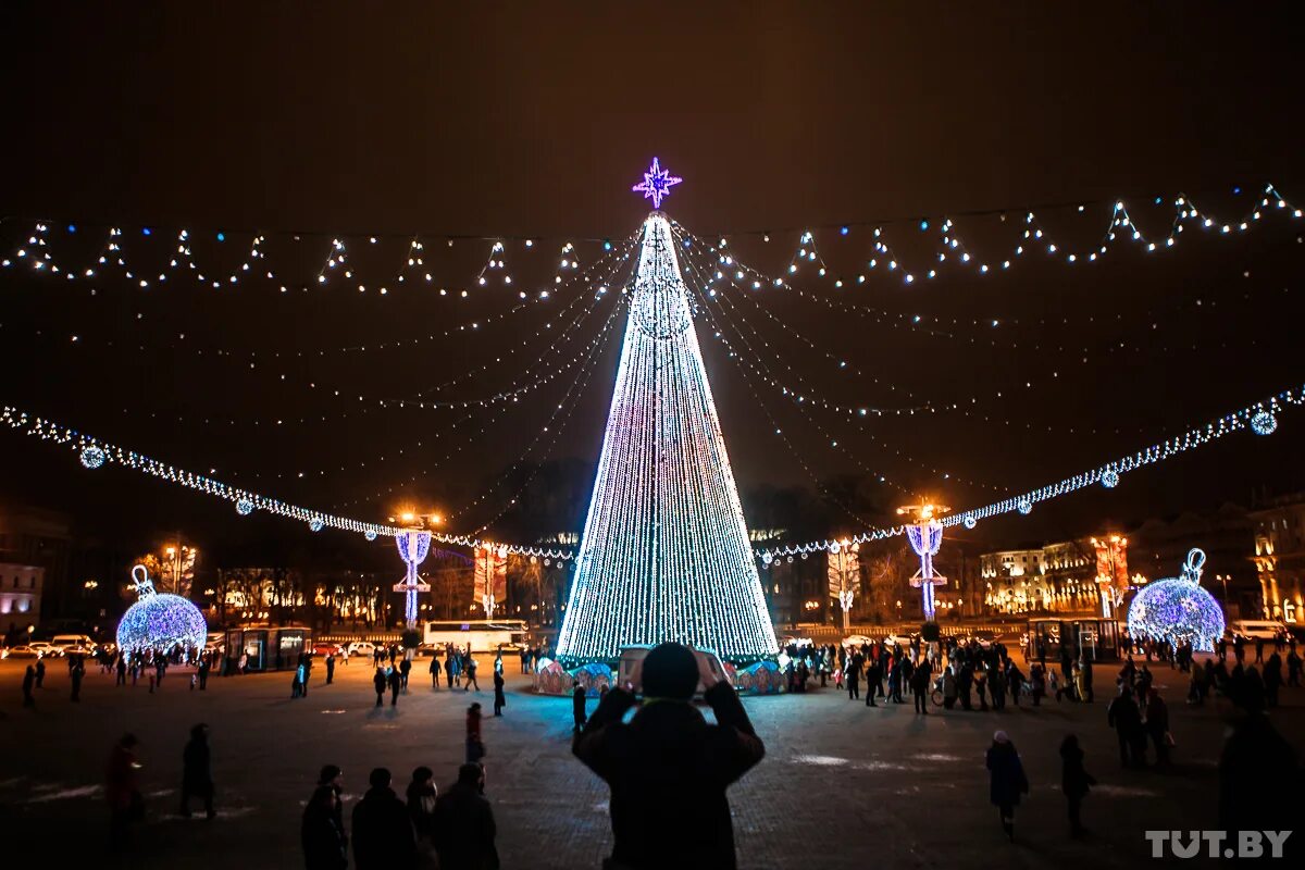 Новогодняя елка в беларуси. Елка минск. Елка минск. By ёлки. Мрнск елка на октябрьской площади.