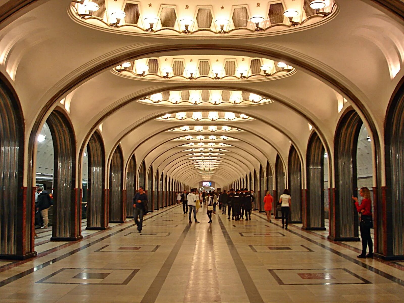 Маяковская станция метро москва. Рядом с метро маяковская. Маяковская метро москва улица. Mayakovskaya метро. Маяковская (замоскворецкая линия).