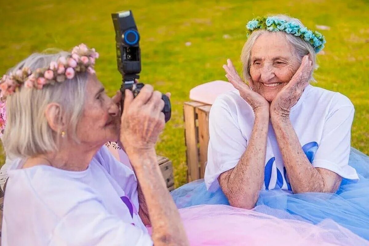 Веселая бабуся. Две бабушки. Веселые бабушки. Бабуля с фотоаппаратом. Веселая старость.