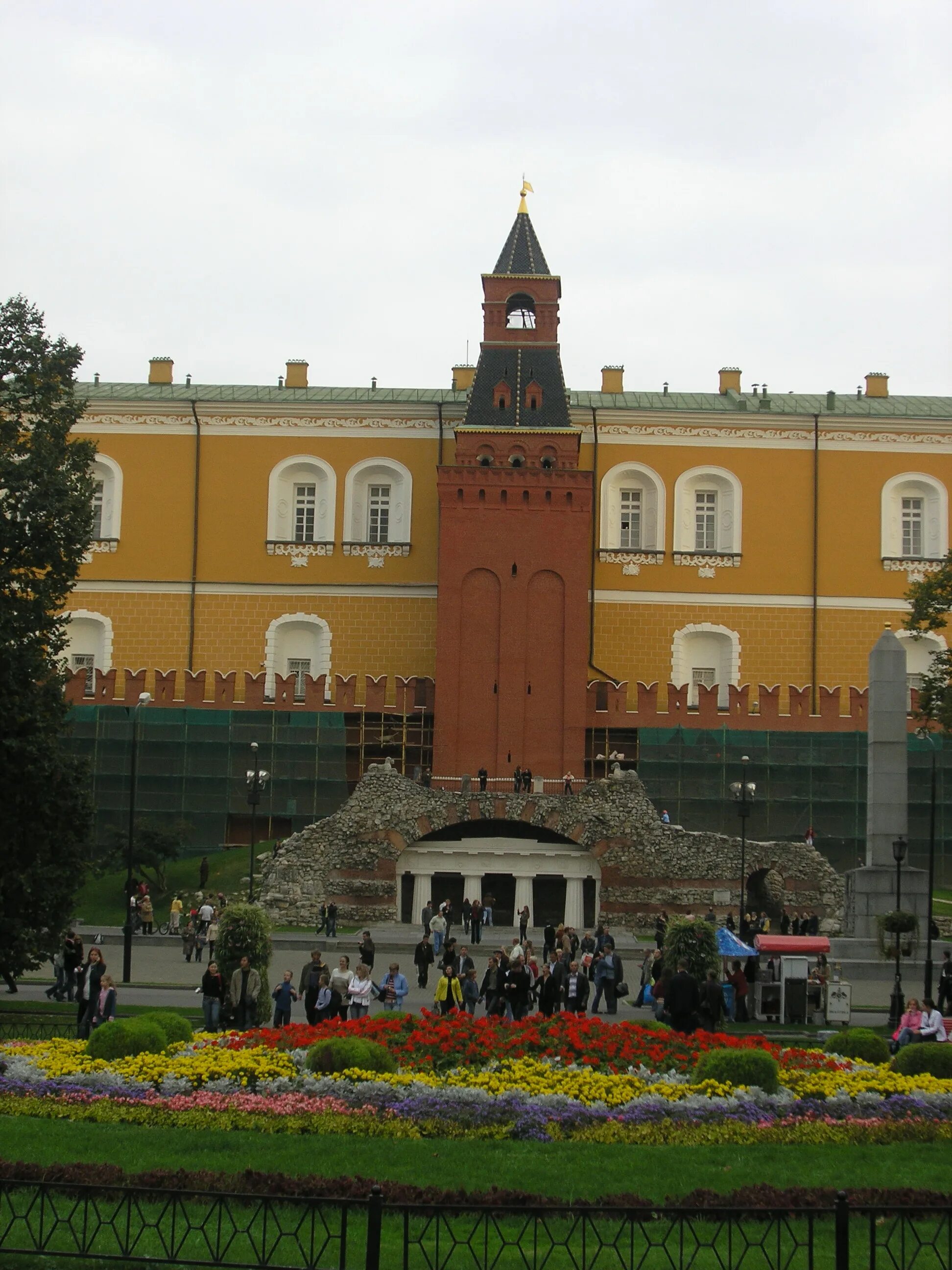 Арсенал московского кремля московский кремль. Арсенал Московского Кремля. Средняя Арсенальная башня Московского Кремля. Арсенал Цейхгауз Московского Кремля. Арсенал Московского Кремля Чоглоков.