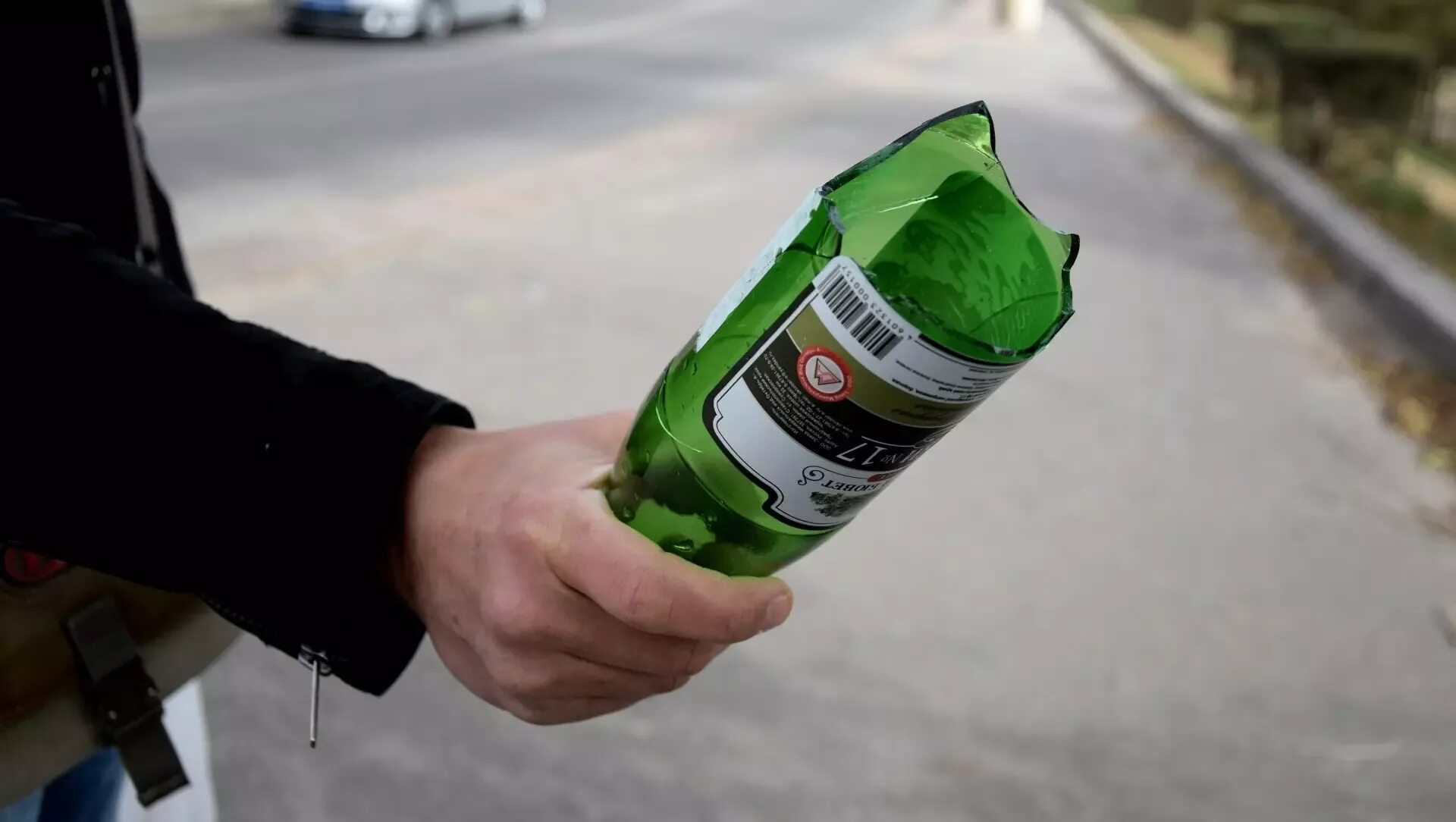 Разбитая бутылка в руке. Разбитая бутылка в руке. Розочка из бутылки стеклянной. Розочка из бутылки. Розочка бутылка.