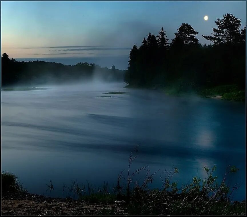 Ночная река слова. Уснуло озеро безмолвен лес Фет. Озеро ночью. Туман река ночь. Река ночью.