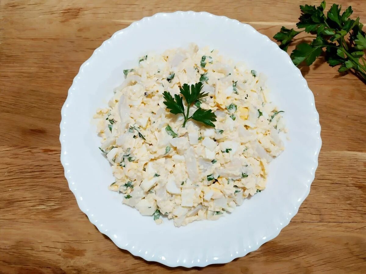 Салат с кальмарами и яйцом. Салат с кальмарами луком и рисом. Салат с кальмарами и рисом. Салат с кальмарами и сыром. Рис с кальмарами.