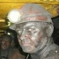 Мем с шахтером. Угольный шахтер. шахтер в шахте. мемы про шахтеров.