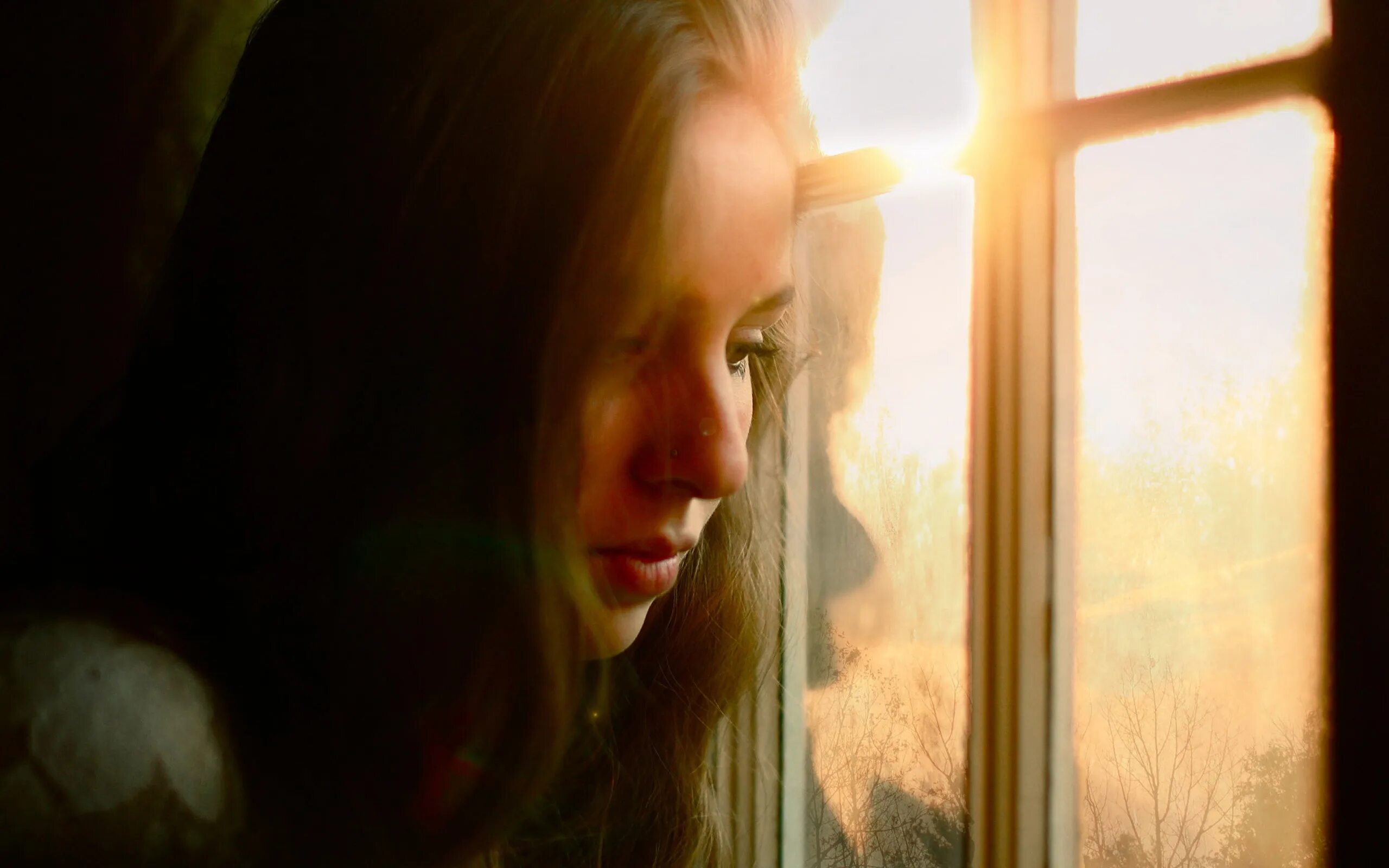 Окна сильно плачут. Девочка у окна. Девушка у окна. Отражение в окне. Отражение лица в окне.