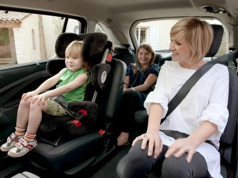 Позваной пассажир. Ремень безопасности в авто. Ребенок в салоне автомобиля. Перевозка детей в автомобиле. Автомобиль для детей.