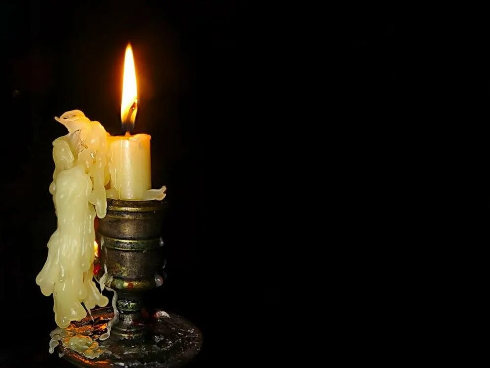 Красиво горит свеча. Свеча горела. Горящая свеча. Горящие свечи. Поминальная свеча.