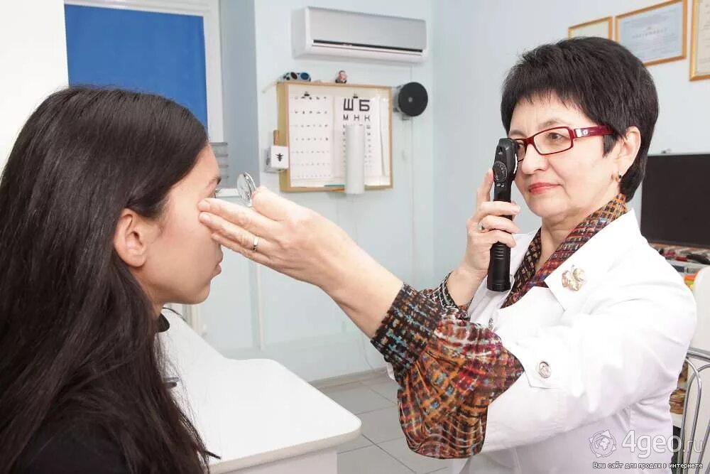 Доктор офтальмолог. Врач офтальмолог. Прибор для коррекции зрения. Пройти врача окулиста. Клиника визион в перми.