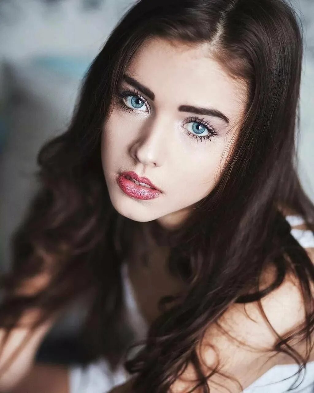 Какие голубоглазые девушки. Jovana Rikalo модель. Брюнетка с голубыми глазами.
