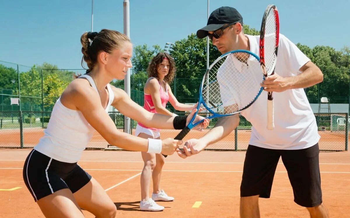 Теннис уроки для начинающих. Групповые занятия большим теннисом. Большой теннис тренировка. Занятие на теннисном корте. Дети играют в теннис.