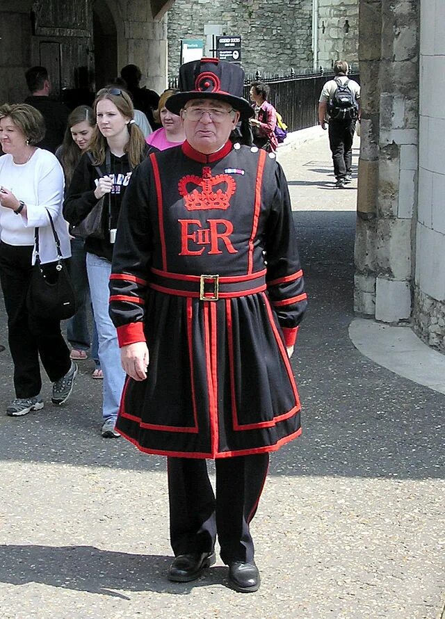 Yeoman warders перевод на русский. Форма бифитеров. Тауэр бифитеры вороны. Бифитер человек. Yeoman warders.