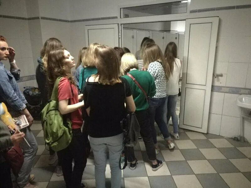 Женщины в очереди. Очередь в туалет. Очередь в женский туалет. Девушка в очереди в туалет. Женский туалет в торговом центре.