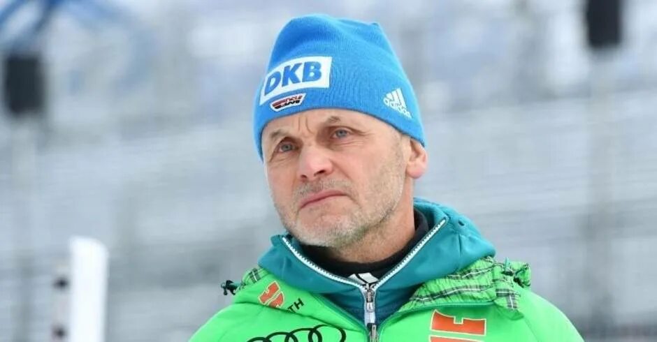 Биатлон тренеры сборной россии. Биатлонистки республики коми. Тренеры биатлонистов. Тренеры биатлонистов. Шапочка тренер.