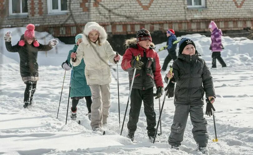 Уйдут ли на каникулы. Зимние каникулы. Зимние школьные каникулы. Школьники зимой. Новогодние школьные каникулы 2022.