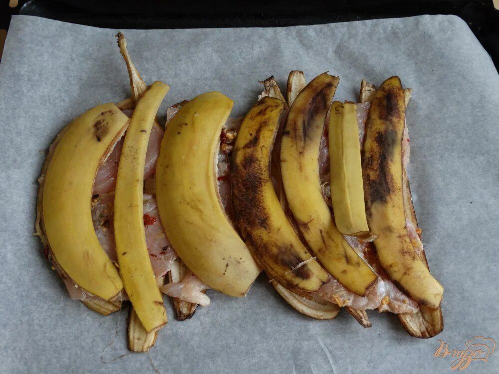 Приготовить бананы в духовке. Банановая кожура. Мясо с бананами. Шкурка банана. Мясо на банановой кожуре.
