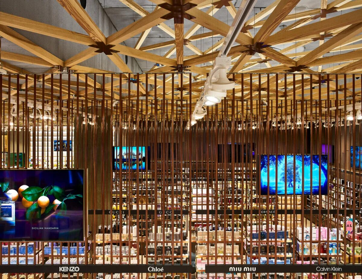 Golden apple магазины. Авиапарк золотое яблоко. Золотое яблоко пассаж екатеринбург. Золотое яблоко парфюмерный супермаркет. Тц афимолл золотое яблоко.