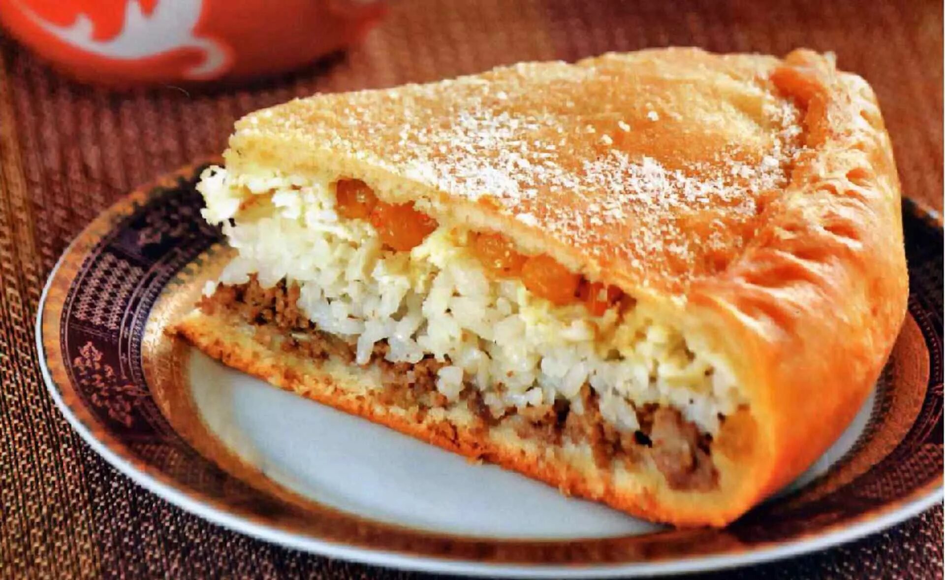 Пирог с рисом мясом дрожжевой. Губадия татарский. губадия башкирская. татарская кухня губадия. губадия сладкая с рисом и изюмом.