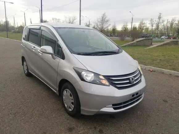 Купить фрид омск. Honda freed 2010г. Хонда Фрид 2010. Хонда Фрид серебристая. Хонда Фрид 2010 год.