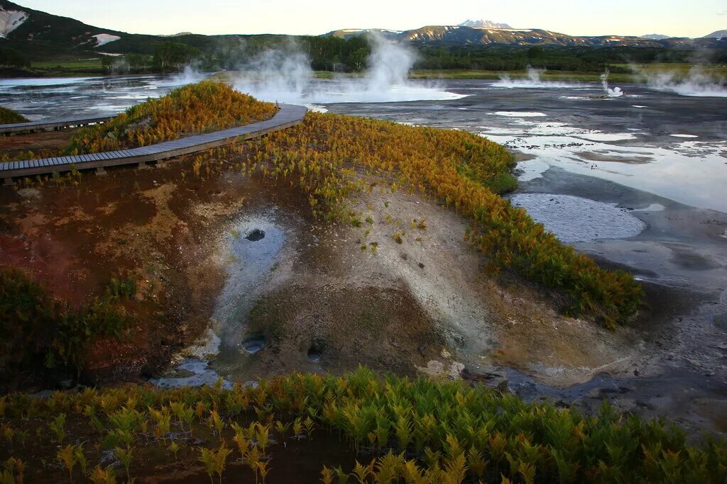 Внутри вулкана узон есть множество водных. Древняя кальдера вулкана узон. Внутри вулкана узон есть множество водных. Озеро банное кальдера узон. Кальдера узон камчатка.