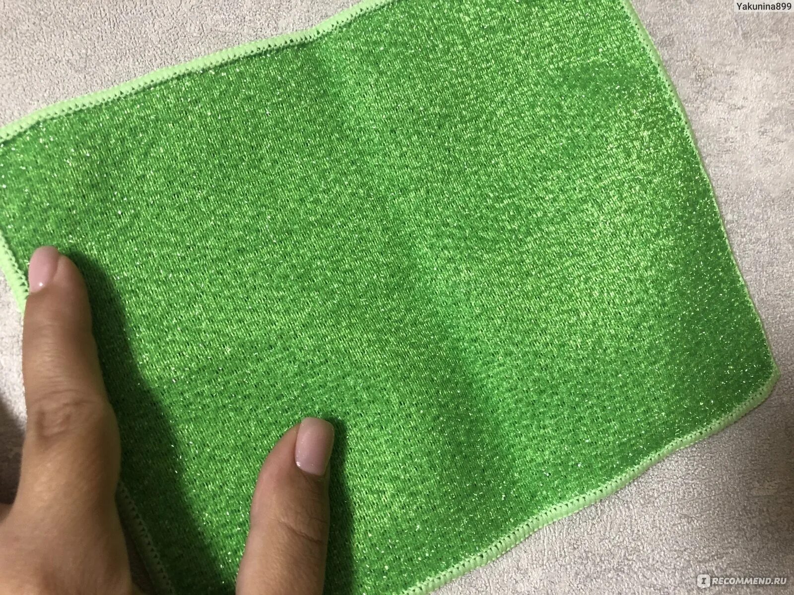 Используя тряпки. Замасленная ветошь. Протирание тряпкой стекла. Старая тряпка. Тканевые тряпочки из микрофибры.