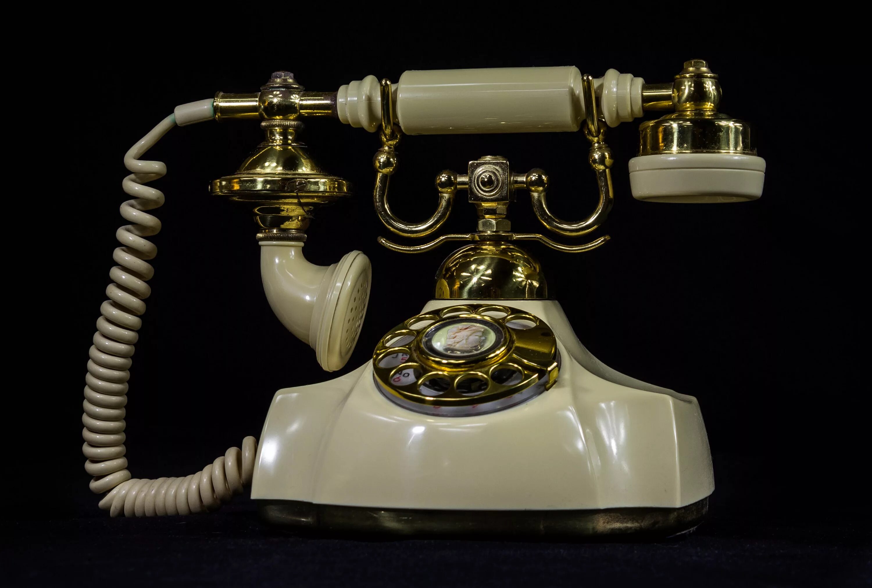 Старинный телефон. Телефонный аппарат стационарный. Старинный телефонный аппарат. Телефонный аппарат ретро. Старый заводской телефон