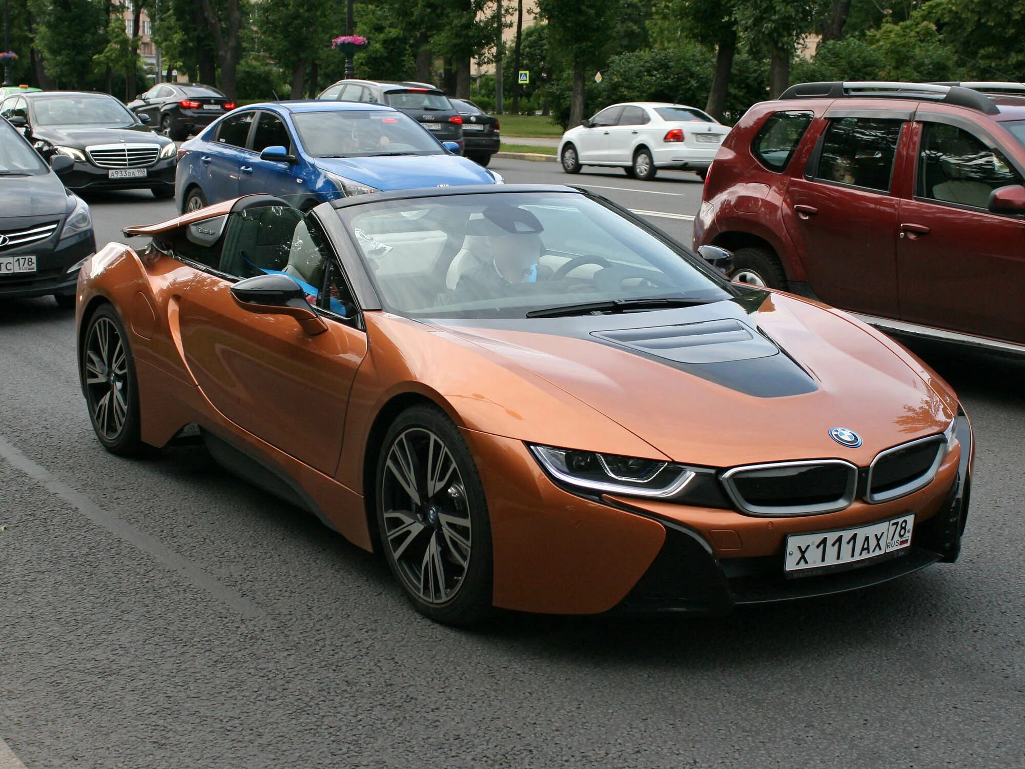 Номер 1 8 21. БМВ i8. BMW i8 в Санкт-Петербурге. BMW i8 номер н001ах. BMW i8 с российскими номерами.