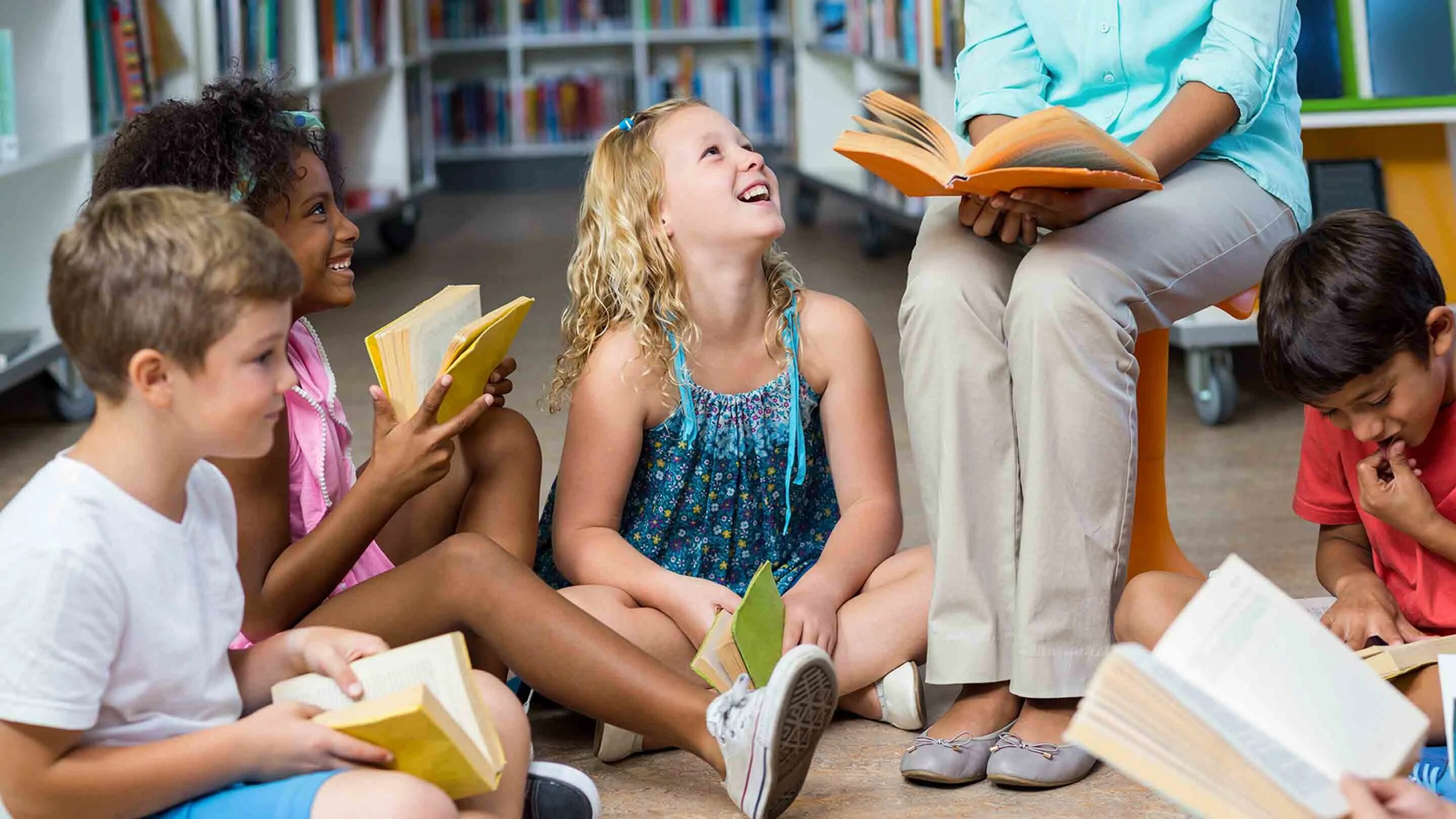 Чтение развлечение. Книги для детей. Книга картинка для детей. Дети в библиотеке. Чтение детей и взрослых.